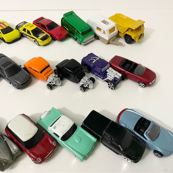 Lot of 28 Diecast Cars Maisto Toys - Picture 9 of 16